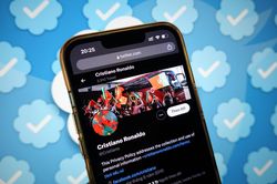 Ronaldo, Bill Gates mất tick xanh trên Twitter