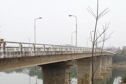 Vợ nhảy cầu tự tử, chồng nghe tin lái xe đến đâm phải người đứng xem