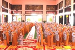 Phân ban Ni giới T.Ư và các đoàn Ni giới tỉnh thành dâng hương Tam bảo tại chùa Quang Minh