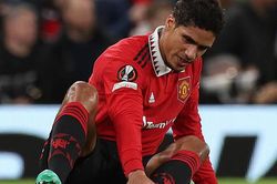 Tin nóng bóng đá sáng 23/4: MU nhận tin 'sét đánh' về Varane, Bayern mất ngôi đầu bảng