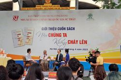 Ra mắt cuốn sách 'Nếu chúng ta không cháy lên'