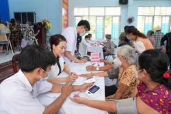 Bác sĩ trẻ Bệnh viện Quân y 175 khám bệnh, cấp thuốc miễn phí tại tỉnh Tiền Giang