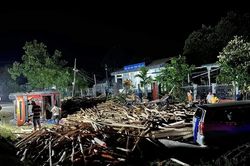 Lật xe tải chở gỗ keo, 6 người bị thương