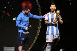 Messi nhận hat-trick giải thưởng cá nhân