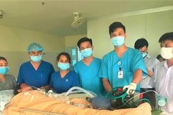 Vụ người dân xúm lại giải cứu người phụ nữ bị cây đè: Điều xe cứu thương đón bệnh nhân xuống TPHCM