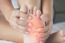 Phát hiện ung thư giai đoạn cuối từ bất thường ở chân