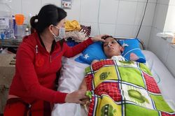 Chồng mất, người phụ nữ chịu tiếp nỗi đau con trai nằm viện 5 tháng chưa tỉnh