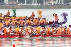 Phú Thọ: Mãn nhãn với cuộc đua bơi chải dịp Giỗ Tổ Hùng Vương