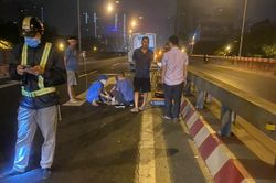 Đi bộ trên đường Vành đai 3 trên cao, người đàn ông bị xe tải tông tử vong