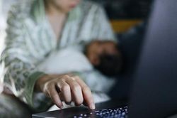 Những người phụ nữ vừa đi làm vừa nuôi con nhỏ: Cực trăm bề khi cố giữ dòng sữa mẹ cho con