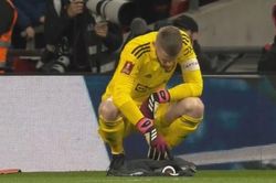 De Gea xem tài liệu nhưng không bắt được quả luân lưu nào