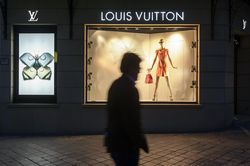 Vốn hóa 'đế chế thời trang' LVMH lần đầu vượt 500 tỷ USD