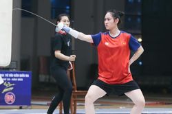 VĐV đấu kiếm nữ Việt Nam miệt mài tập luyện đêm cho SEA Games 32