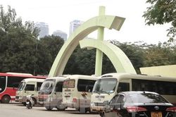 Bãi đỗ xe tự phát 'bịt' cổng nhiều công viên ở Hà Nội