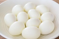 Làm nguội trứng luộc bằng nước lạnh có sao không?