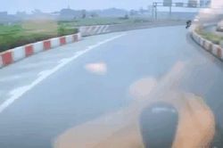Ôm cua tốc độ cao, xe máy đâm thẳng vào dải phân cách