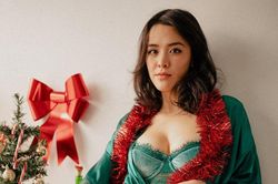 Hình ảnh gợi cảm của con gái Chung Lệ Đề gây tranh cãi