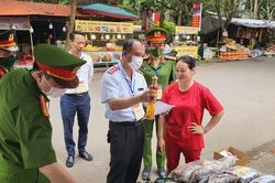 Không để xảy ra tình trạng tăng giá, chèo kéo khách ở Đền Hùng