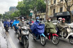 Người dân Thủ đô xuống phố trong ngày thời tiết chuyển lạnh
