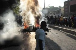 Dân Haiti lôi 13 kẻ nghi là xã hội đen khỏi tay cảnh sát, mang thiêu sống