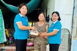 Cô Nguyễn Kim Dung hết lòng với công tác từ thiện