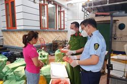 Kịp thời thu giữ hơn 1 tấn thực phẩm không rõ nguồn gốc đang trên đường đi tiêu thụ