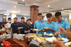 U22 Việt Nam ăn uống thế nào ở khách sạn 4 sao tại Campuchia?