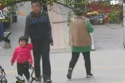 Thiếu niên thiểu năng trí tuệ giúp đỡ em bé đi lạc đường