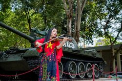 Nghe 'Đất nước trọn niềm vui' qua tiếng đàn violon của Trịnh Minh Hiền