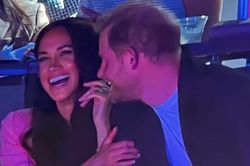 Harry cúi người hôn, nhưng Meghan từ chối