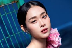 Diệp Bảo Ngọc diện váy làm từ 2.000 tờ vé số