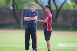 Trao đổi riêng với 6 cầu thủ, HLV Troussier tính phương án bí mật cho SEA Games 32?