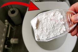 Đổ bột giặt vào bồn cầu cứ tưởng lãng phí, biết tác dụng ai cũng tiếc vì không biết sớm