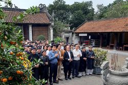 Dâng hương tưởng niệm Đức vua An Dương Vương