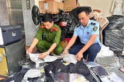 Quản lý thị trường Hà Nội: tạm giữ trên 250 sản phẩm thời trang có dấu hiệu giả mạo