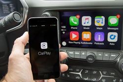 Apple CarPlay vẫn lấn át Android Auto trên ô tô hiện đại