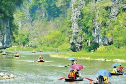 Kỳ nghỉ lễ 30/4 - 1/5: Hàng hóa tiêu dùng dồi dào, các điểm du lịch hứa hẹn đắt khách