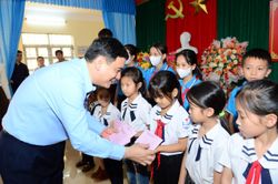 Chủ nhiệm Ủy ban Văn hóa, Giáo dục Nguyễn Đắc Vinh tiếp xúc cử tri tại Tuyên Quang