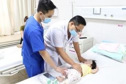 Phẫu thuật cắt thận cho bé 6 tháng tuổi