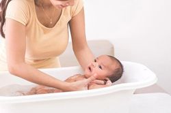 Nên tắm bao lâu cho trẻ sơ sinh?