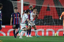 Vallecano 2-1 Barcelona: Lewandowski lập công, Barca vẫn thua sốc Vallecano