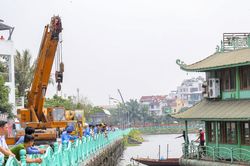 Hà Nội tiếp tục tháo dỡ du thuyền trên hồ Tây