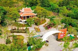Đồi thiêng rực rỡ hoa anh hùng