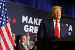 Phản ứng đầu tiên của ông Trump với tuyên bố tranh cử của ông Biden