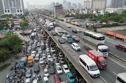 Hàng nghìn phương tiện chen chúc rời Hà Nội trước lễ 30/4