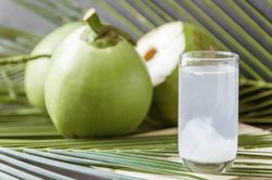 Mùa hè cần uống nước dừa đúng cách
