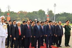 Lãnh đạo Đảng, Nhà nước vào Lăng viếng Chủ tịch Hồ Chí Minh, dâng hương tưởng niệm các Anh hùng liệt sĩ