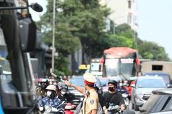 Mật độ giao thông tăng đột biến ở cửa ngõ Thủ đô, cao tốc Pháp Vân - Cầu Giẽ ùn tắc