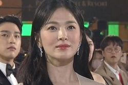 Song Hye Kyo gây sốt nhờ một khung hình tại Baeksang 2023