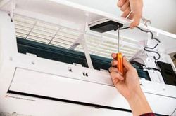 Những chiêu trò 'móc túi' khách của thợ sửa điều hòa mùa cao điểm